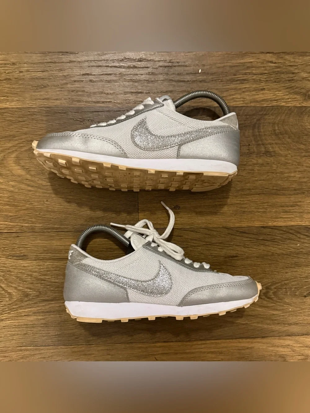 Nike Daybreak Women's Metallic Silver and White  Runner Sneakers Size 6